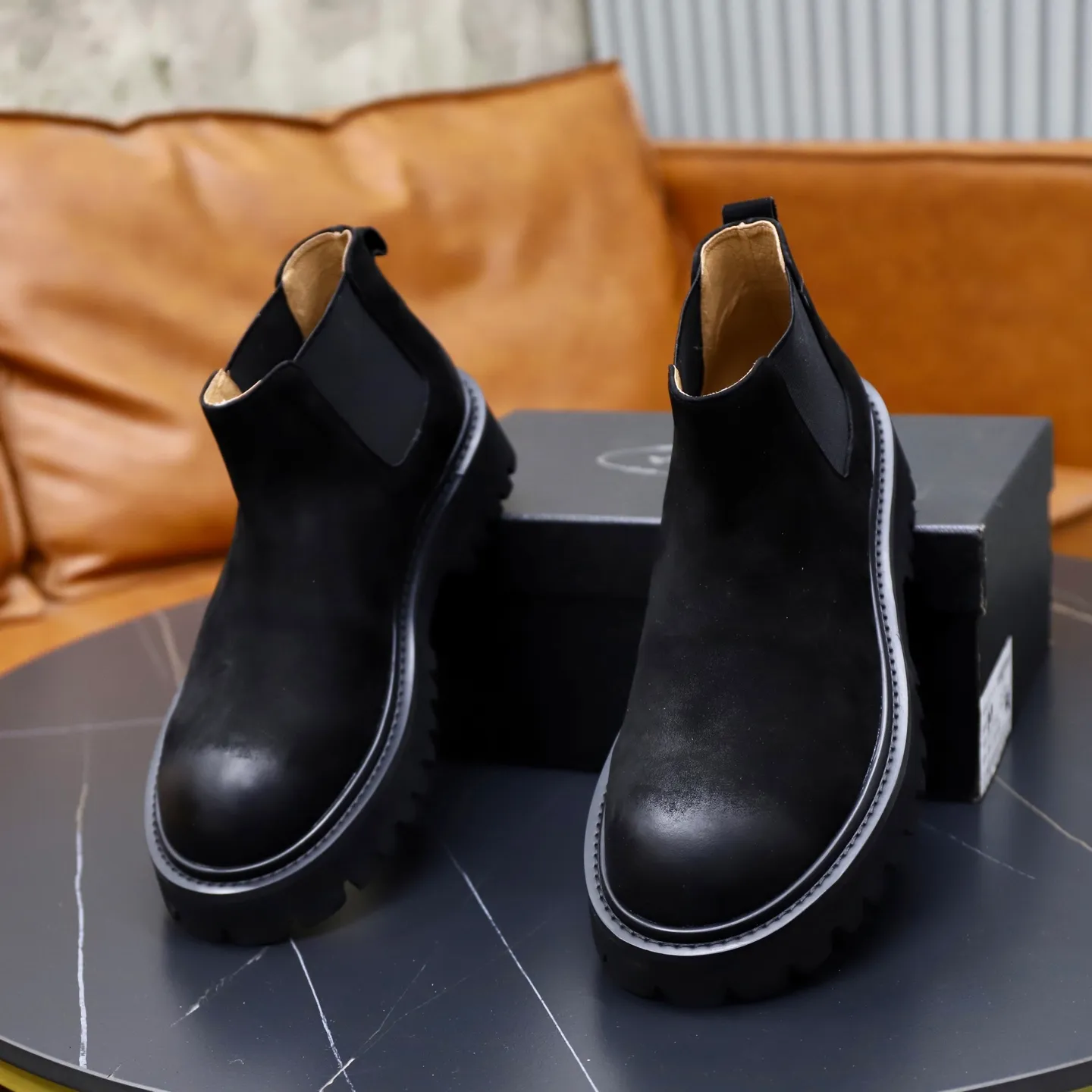 Men's shoes: 580💰🙅‍♂️🙅‍♂️🙅‍♂️ Brand: PRADA Standard code: 38-44 (45 customized) Grade: Same as the official website Material: Original high-grade high-mercerized light Comfortable and breathable pigskin lining Non-slip soft wear-resistant outsole Style category: Men's fashionable casual boots Distinguished luxury brand elements Top luxury Color: actual picture color